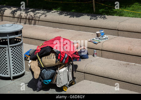 Viele Obdachlose schlafen, kann neben Papierkorb man draußen in der Sonne. San Fransisco, Kalifornien. Stockfoto