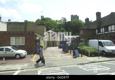 Der Eingang zur St Georges School, neben Windsor Castle. Komiker Aaron Barschak, der Prinz Williams 21. Geburtstag gefeiert hat, wird angenommen, dass er das Schloss durch das Gelände der Schule betreten hat. * die Polizei hat gesagt, dass er Zugang zu den Schlossbezirken erhalten hat, indem er einen Damm bestieg, einen Baum kletterte, auf eine Wand sprang und dann eine Terrasse erreichte. Er wurde dann von einem Auftragnehmer herausgefordert und zu einem Polizeipunkt begleitet, wo er nach Befragung in den Bereich des Schlosses, in dem die Party stattfindet, eingelassen wurde. Siehe PA Geschichte ROYAL William. PA Foto: Tim Ockenden. Stockfoto
