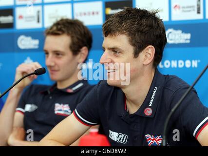 Alistair Brownlee (links) und Jonathan Brownlee der großen Briten während der PruhoundY World Triathlon Photocall- und Pressekonferenz im Hyde Park, London. Stockfoto