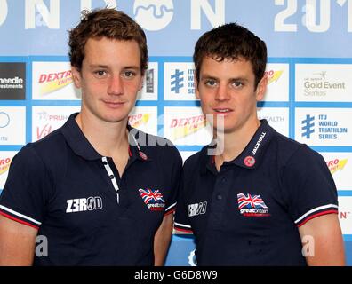 Alistair Brownlee (links) und Jonathan Brownlee der großen Briten während der PruhoundY World Triathlon Photocall- und Pressekonferenz im Hyde Park, London. Stockfoto