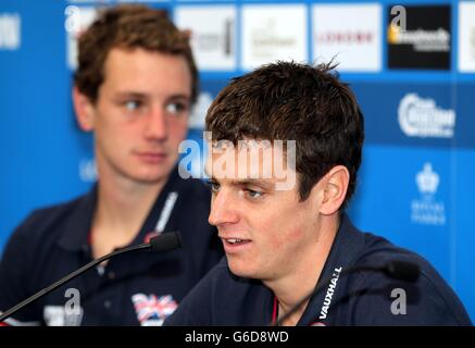 Alistair Brownlee (links) und Jonathan Brownlee der großen Briten während der PruhoundY World Triathlon Photocall- und Pressekonferenz im Hyde Park, London. Stockfoto