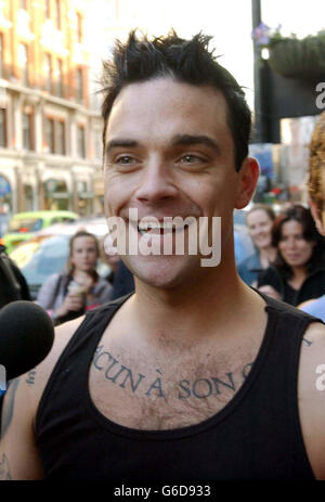 Robbie Williams bei der Ankunft im Queens Theater in London zur Feier des 30-jährigen Jubiläums der Rocky Horror Show. 28/07/2003: Robbie Williams, der gesagt hat, wie er einen Fan bekämpfen musste, der versuchte, ihn zu belästigen, während er live spielte - indem er ihre Hände nach unten seine Hose legte. Der Sänger trat in der Amsterdam Arena auf, als er eine wunderschöne Frau namens Sabine vom Publikum auf die Bühne schleppte. Aber als er zum ersten Mal mit Radio 1 über den Vorfall sprach, sagte er, er bedauere seine Handlungen, als sie anfing, sich über ihn zu krümsten. Stockfoto