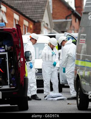 Forensische Offiziere am Ort eines Hausbrands in Wood Hill, in der Gegend von Spinney Hills in Leicester, die das Leben von vier Menschen forderte. Stockfoto