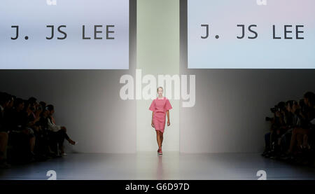 Models auf dem Laufsteg während der J. JS Lee Spring/Summer 2014 Show am ersten Tag der London Fashion Week im Courtyard Show Space, Somerset House, London. Stockfoto