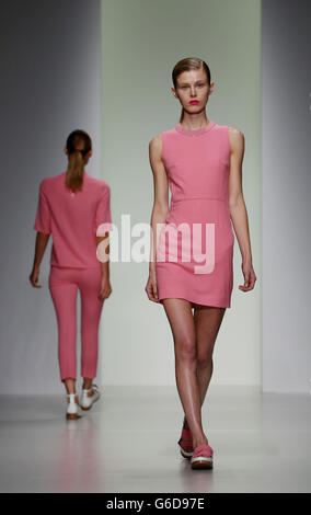 Models auf dem Laufsteg während der J. JS Lee Spring/Summer 2014 Show am ersten Tag der London Fashion Week im Courtyard Show Space, Somerset House, London. Stockfoto