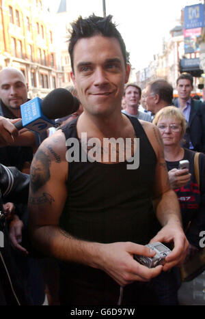 Robbie Williams bei der Ankunft im Queen's Theatre in London zum 30-jährigen Jubiläum der Rocky Horror Show. * 25/06/03 der Rockstar war, startete für UNICEF einen Kurzfilm, um die Schrecken des Kinderhandels zu markieren. *26/12/03: Chart-Star Robbie Williams, ausgestellt, der sich selbst als Marke eingetragen hat, um Menschen daran zu hindern, sich auf seinen Namen einzuzahlen. Der Sänger hat sich das Recht vorbehalten, seinen Namen auf Videos und CDs, Buntstiften und Papierservietten zu verwenden. Er schließt sich Stars wie Madonna und Fußballstar David Beckham an, die ihre Namen eingereicht haben, um ihnen Schutz zu geben und Munition hinzuzufügen Stockfoto