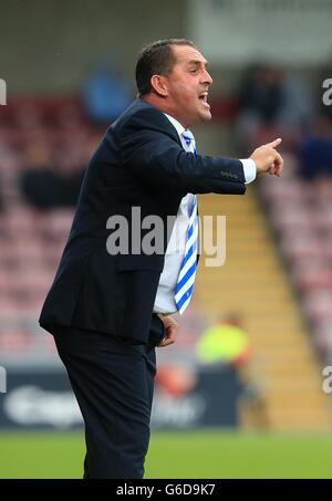 Soccer - Sky Bet League One - Coventry City / Gillingham - Sixfields Stadium. Gillinagham-Manager Martin Allen reagiert auf die Touchline Stockfoto