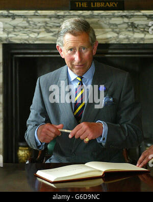 Der Prinz von Wales unterzeichnet das Besucherbuch bei einem Besuch der Stoneleigh Abbey, Kenilworth, Warwickshire. Stockfoto