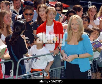 JK Rowling bei ihrer Ankunft in der Royal Albert Hall in London, für eine besondere Veranstaltung, wo sie Auszüge aus dem neuen Buch, Harry Potter und der Orden des Phönix, lesen wird, das Rekorde brach, als es letzte Woche zum Verkauf ging. * die Autorin wird auch Fragen zu ihrer Entstehung beantworten und auf der Bühne mit Moderator Stephen Fry chatten. Stockfoto