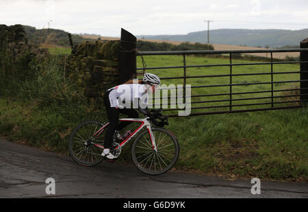 Grace Garner, die 40-km-Straßenrennsiegerin der Mädchen aus dem Team der East Midlands, auf der Rennstrecke, die das Rennen anführte, am vierten Tag der Sainsbury's School Games 2013 in der Bradfield School, Sheffield. Stockfoto