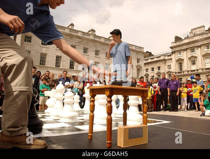 Der 12-jährige David Howell aus Eastbourne, East Sussex, spielt eine Partie Schach mit dem Ukrainer der 13-jährige Großmeister Sergei Karjakin (L) im Somerset House in London. Das Spiel markiert die Eröffnung der Kunst des Schachs Ausstellung. *... mit 19 Schachsätzen aus dem frühen 20. Jahrhundert bis zur Gegenwart im Somerset House. Stockfoto