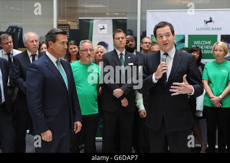 Lloyds Chief Executive Ant&oacute, nio Horta-OS&oacute, rio (links) und Kanzler George Osborne (rechts) sprechen Mitarbeiter des Lloyds Contact Center, Birmingham, an. Stockfoto