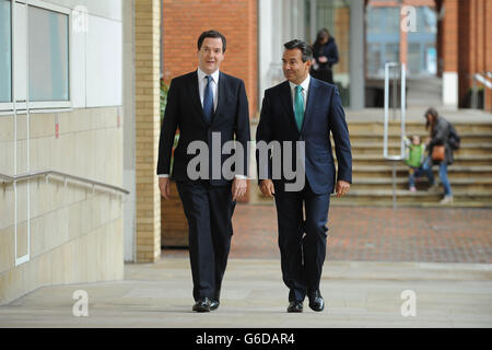 Lloyds Chief Executive Ant&oacute, nio Horta-OS&oacute, rio (links) und Kanzler George Osborne (rechts) treffen ein, um sich an Mitarbeiter des Lloyds Contact Center, Birmingham, zu wenden. Stockfoto