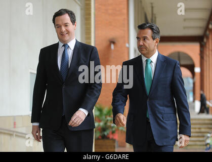 rio (rechts) und Kanzler George Osborne (links) wenden sich an Mitarbeiter des Lloyds Contact Centre, Birmingham. Stockfoto