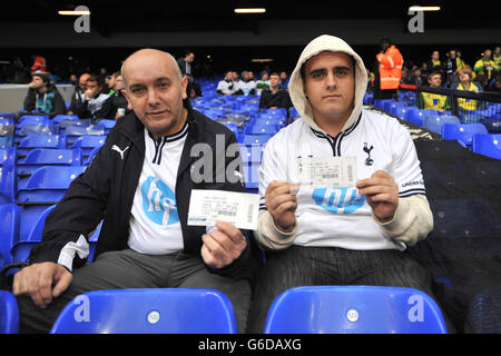 Tottenham Hotspur-Fans halten ihre Tickets vor dem Barclays Premier Ligaspiel Stockfoto