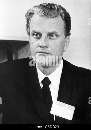 Billy Graham, der weltbekannte Evangelist aus den USA, bei der Versammlung des Ökumenischen Rates der Kirchen, die in der schwedischen Domstadt Uppsala nördlich von Stockholm stattfand. Vertreten: 232 verschiedene Kirchen aus rund 100 verschiedenen Ländern auf allen Kontinenten. Der Rat der Kirchen - ein klerikales Äquivalent zu den Vereinten Nationen - wurde in Amsterdam 1948 gegründet. Die römisch-katholische Kirche, die nicht Mitglied des Rates ist, hat Beobachter in uppsala. Stockfoto