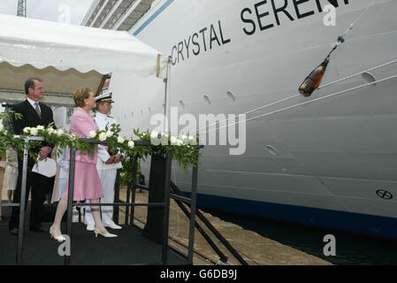 Schauspielerin und Entertainerin Dame Julie Andrews kurz nach der Taufe des neuen Luxuskreuzfahrtschiffes „Crytsal Serinity“ in Portsmouth. Dame Julie schickte eine von nur vier speziell in Auftrag gegebenen, * ... sechs-Liter-Flaschen Louis Roederer Cristal Champagne, die in den Rumpf des Schiffes stürzten, um die offizielle Godmother des Schiffes zu werden. Stockfoto