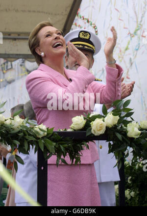 Schauspielerin und Entertainerin Dame Julie Andrews während der Taufe eines neuen Luxuskreuzfahrtschiffes „Crystal Serinity“ in Portsmouth. Dame Julie schickte eine von nur vier speziell in Auftrag gegebenen, * .. Sechs-Liter-Flaschen Louis Roederer Cristal Champagne, die in den Rumpf des Schiffes stürzte, um die offizielle Godmother des Schiffes zu werden. Stockfoto