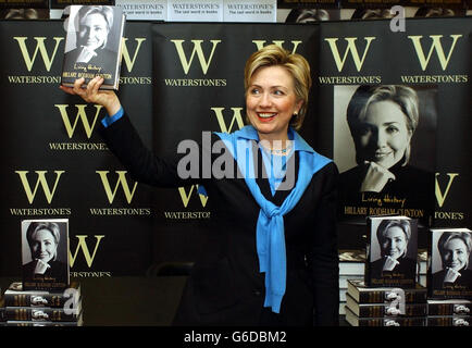 Die ehemalige US-First Lady Hillary Clinton hält während einer Autobiographie "Living History" im Waterstones-Buchladen in Londons Piccadilly ein Exemplar ihrer Autobiographie. Frau Clinton, die jetzt eine New Yorker Senatorin ist, soll einen Vorschuss von 5 Millionen für das Buch erhalten haben. * die Autobiographie soll Mrs. Clintons letztes Wort über die Whitewater-Affäre und Monica Lewinsky, die Praktikantin des Weißen Hauses, mit der ihr Mann Bill eine Affäre hatte, sein. Stockfoto