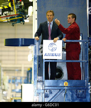 Premierminister Tony Blair trifft den Auszubildenden David Williams während seines Besuchs in der neuen Airbus West-Fabrik in Broughton, Nordwales. Stockfoto