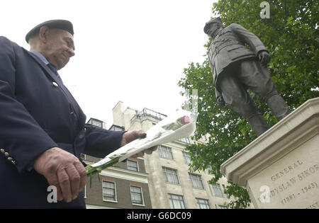 Herr M.A. Tarnowski, ehemaliger Soldat des Zweiten Weltkriegs im 2. Artillerieaufsichtsregiment der polnischen Armee, legt einen Kranz vor der Statue des ehemaligen polnischen Premierministers General Wladyslaw Sikorski auf dem Portland Place im Zentrum von London nieder. * Herr Tarnowski, der aus Krakau in Polen stammt, zollt dem General anlässlich seines 60. Todestages seinen Respekt. General Sikorski war von 1939 bis zu seinem Tod im Jahr 1943 Premierminister von Polen. Stockfoto