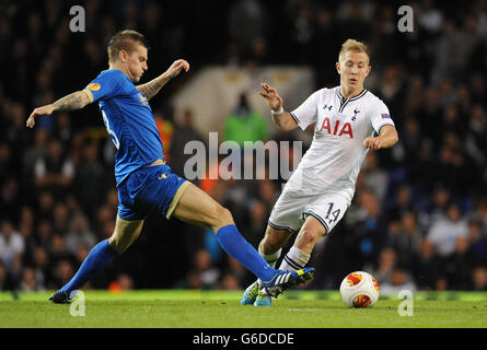 Fußball - UEFA Europa League - Gruppe K - Tottenham Hotspur gegen Tromso - White Hart Lane. Tottenham Hotspur's Lewis Holtby (rechts) und Tromso's Jaroslaw Fojut (links) kämpfen um den Ball. Stockfoto