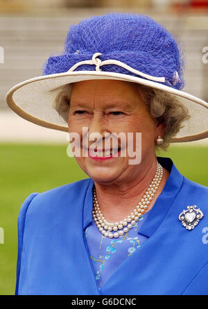 Die britische Königin Elizabeth II. Lächelt, während sie bei einer Gartenparty auf dem Gelände des Buckingham Palace unter ihren Gästen läuft. Stockfoto