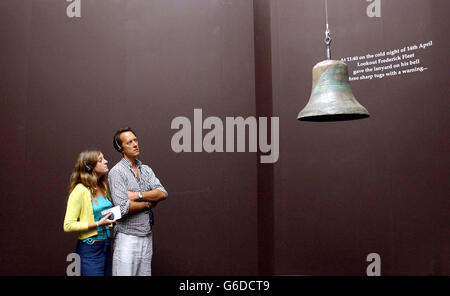 Der Schauspieler Richard E Grant und seine Tochter Olivia schauen sich die Glocke des Aussichtspunktes Frederick Fleet an, als er den Eisberg sah, der die Titanic versenkte, während einer Sondervorschau der neuen 'Titanic: The Artifact Exhibition' im Science Museum, London. Stockfoto