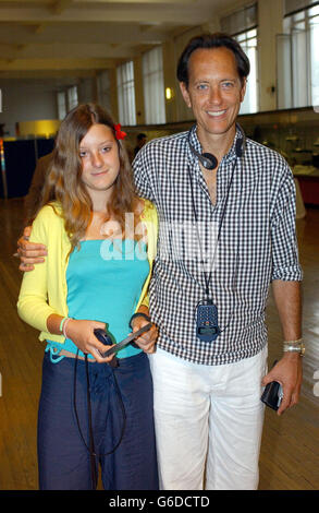 Schauspieler Richard E Grant und seine Tochter Olivia während einer Sondervorstellung der neuen 'Titanic: The Artifact Exhibition' im Science Museum, London. Stockfoto