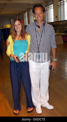 Schauspieler Richard E Grant und seine Tochter Olivia während einer Sondervorstellung der neuen 'Titanic: The Artifact Exhibition' im Science Museum, London. Stockfoto