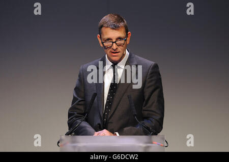 Home Herausgeber der BBC News Mark Easton hält eine Keynote des Erzbischofs von Canterbury, des Hochwürdigsten Justin Welby, während der jährlichen Konferenz der National Housing Federation im ICC in Birmingham. Stockfoto