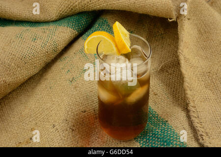 Sweet Southern Eistee mit Zitrone im Glas auf Sackleinen Stockfoto