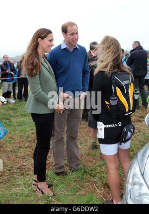 Der Herzog und die Herzogin von Cambridge sprechen mit Lowri Morgan im Breakwater Country Park am Start des Ring O' Fire Anglesey Coastal Ultra Marathon, einem dreitägigen, 135 Meilen langen Rennen um die zerklüftete Küste von Anglesey. Stockfoto