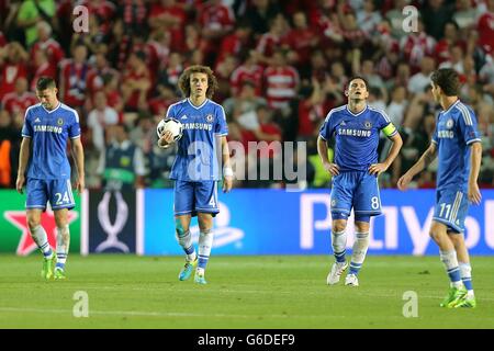 Chelsea's Gary Cahill (links), David Luiz (Mitte) und Frank Lampard (zweiter rechts) erscheinen niedergeschlagen, nachdem der FC Bayern München Javi Martinez (nicht im Bild) das zweite Tor seiner Mannschaft erzielt hat Stockfoto