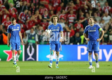 Chelsea's Gary Cahill (links), David Luiz (Mitte) und Frank Lampard erscheinen depriziert, nachdem der FC Bayern München Javi Martinez (nicht im Bild) das zweite Tor seiner Mannschaft erzielt hat Stockfoto