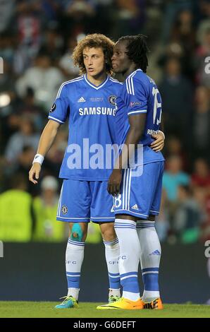 Fußball - UEFA Super Cup - Bayern München / Chelsea - Eden Arena. Chelseas Romelu Lukaku (rechts) mit Teamkollege David Luiz, nachdem seine Strafe bei der Schießerei gerettet wurde Stockfoto