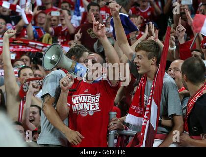 Fußball - UEFA Super Cup - Bayern München / Chelsea - Eden Arena. Franck Ribery von Bayern München feiert in der Menge Stockfoto