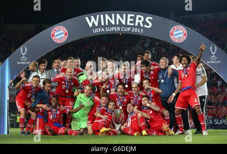 Bayern München Spieler feiern unter dem Gewinnerbogen mit dem UEFA Super Cup Stockfoto