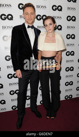 Emma Watson, Gewinnerin des Woman Award, posiert mit Tom Hiddleston bei den GQ Men of the Year Awards in Zusammenarbeit mit Hugo Boss im Royal Opera House, London. Stockfoto