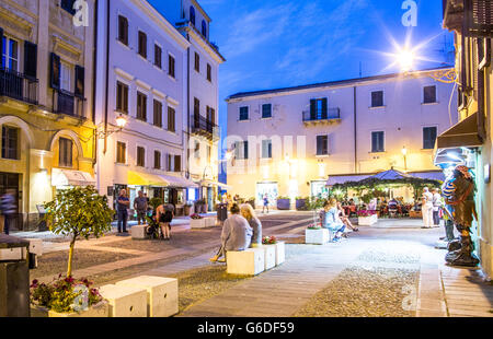 Mittelalterlichen Marktplatz in Alghero bei Nacht Sardinien Italien Stockfoto