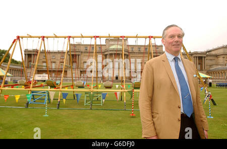 Organisator der Königlichen Krönungsparty, Oberstleutnant Sir Malcolm Ross vor dem Buckingham Palace, London. Stockfoto