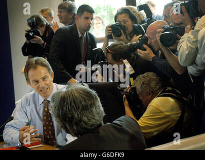 Premierminister Tony Blair spricht mit seinem japanischen Amtskollegen Junichiro Koizumi während eines "Round the Table"-Fotoalles mit anderen Weltführern der G8-Staaten in Evian, Frankreich. * Blair setzte heute die Gespräche fort, die darauf abzielten, die Hilfe für Afrika anzukurbeln und sich auf die Bedrohung durch die mögliche Verbreitung von Massenvernichtungswaffen zu einigen. Der Premierminister hoffte auch, dass der G8-Gipfel in Evian dem Friedensprozess im Nahen Osten mit US-Präsident George W. Bush zusätzlichen Schwung verleihen würde, da er später in dieser Woche Gespräche mit israelischen und palästinensischen Führern in Ägypten führen würde. Stockfoto