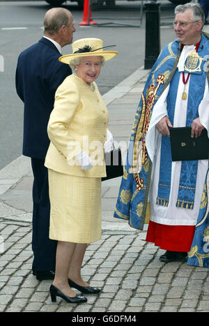 Königin Elizabeth II. Und der Herzog von Edinburgh werden von der Dekanin von Westminster, Wesley Carr, begrüßt, als sie zur Feier des 50. Jahrestages ihrer Krönung in der Westminster Abbey eintreffen. * 16 hochrangige Mitglieder der königlichen Familie und andere VIPs waren unter der Gemeinde mit rund 1,000 Mitgliedern der Öffentlichkeit, darunter 34 „Krönungsbabys“, die am 2. Juni 1953 geboren wurden und ihren 50. Geburtstag feierten. Am Nachmittag nimmt die Queen an einer Kindertea-Party im Garten des Buckingham Palace Teil. Stockfoto