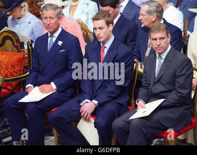 (Von links nach rechts) der Prinz von Wales, Prinz William und der Herzog von York sitzen in der Westminster Abbey, wo die Königin den 50. Jahrestag ihrer Krönung bei einem Gottesdienst feiert, an dem 16 hochrangige Mitglieder der königlichen Familie und andere VIPs teilnehmen. * unter der Gemeinde sind etwa 1,000 Mitglieder der Öffentlichkeit, darunter 34 "Krönungsbabys" geboren am 2. Juni 1953 und feiert ihren 50. Geburtstag. Am Nachmittag nimmt die Queen an einer Teeparty für Kinder im Garten des Buckingham Palace Teil. Stockfoto