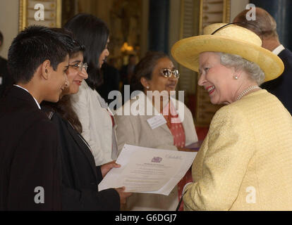 Queen Elizabeth II (rechts) überreicht Naseem Rahman (2. Links) mit ihrem Sohn Khateeb Rahman von der Asian Blind Association in Coventry im Buckingham Palace, London, einen Golden Jubilee Award für ehrenamtliche Verdienste von Gruppen in der Gemeinde. * zweihundert Organisationen haben den Antrittspreis für ihre freiwilligen Bemühungen gewonnen, das Leben und die Chancen anderer zu verbessern. Vertreter von 14 der Gewinner - einer aus jeder Region des Vereinigten Königreichs - werden an der Zeremonie im Rahmen der Veranstaltungen anlässlich des 50. Jahrestages der Krönung der Königin teilnehmen. Stockfoto