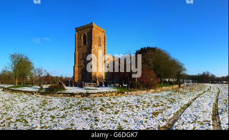 Ein Panorama Winterlandschaft der Kirche von St Mary the Virgin, Fawsley Stockfoto