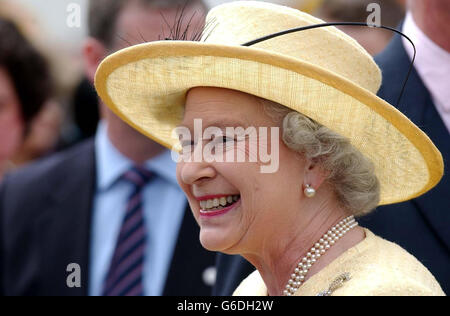 Queen Elizabeth II. Gedenkt des 50. Jahrestages ihrer Krönung mit einer Kinderparty auf dem Gelände des Buckingham Palace, London. Stockfoto