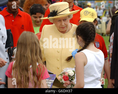 Königin Elizabeth II., spricht mit Kindern auf einer Party im Gelände des Buckingham Palace, London, zum Gedenken an den 50. Jahrestag ihrer Krönung. Stockfoto