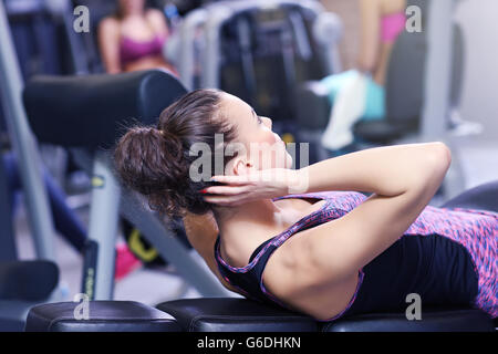 Bild Fit Frau tun Sit ups in Turnhalle Stockfoto