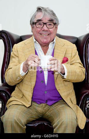 Comedian Ronnie Corbett trifft auf andere Prominente und Moderatoren im UKTV Showcase in der Saatchi Gallery in West London, während das preisgekrönte Medienunternehmen sein Line-up für seine kommenden Shows ankündigt. Stockfoto